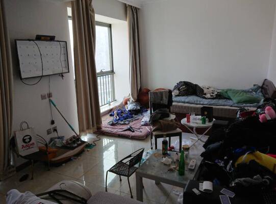 女子笑谈惊喜现场，几天未住的新房揭示友情与家的温暖故事