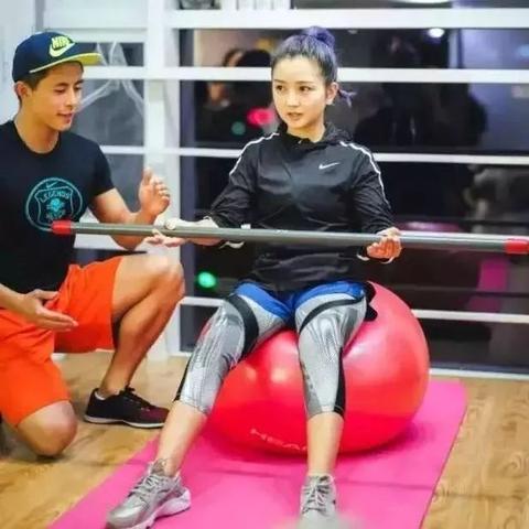 何洁瘦身记，揭秘明星瘦身秘诀，温馨日常照展现惊人变化