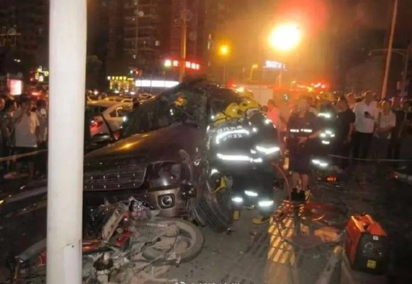 凌晨突发车祸事件，最新新闻报道揭秘事故真相！